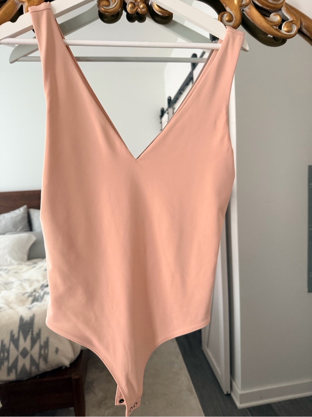 🩷Express V-Neck Sleeveless Bodysuit in Blush Peach